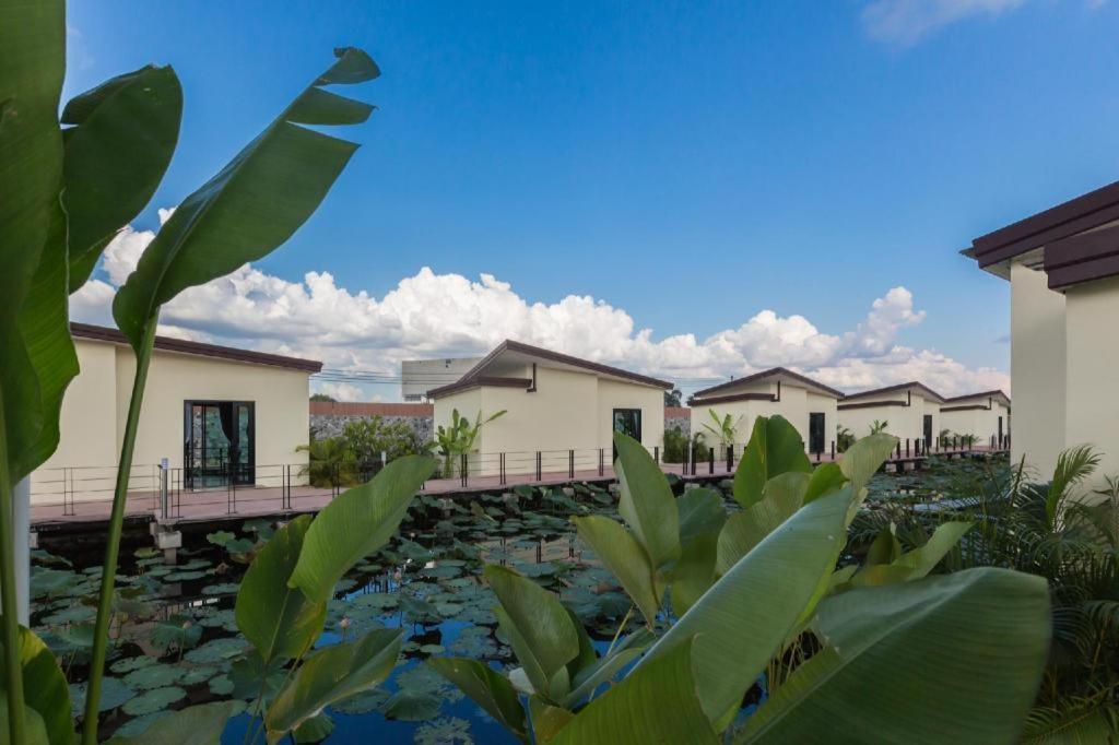 Bua Tara Resort Nong Prue Extérieur photo