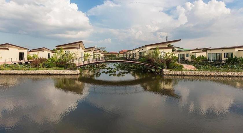 Bua Tara Resort Nong Prue Extérieur photo
