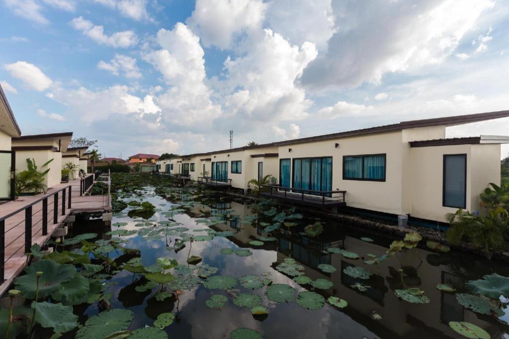 Bua Tara Resort Nong Prue Extérieur photo